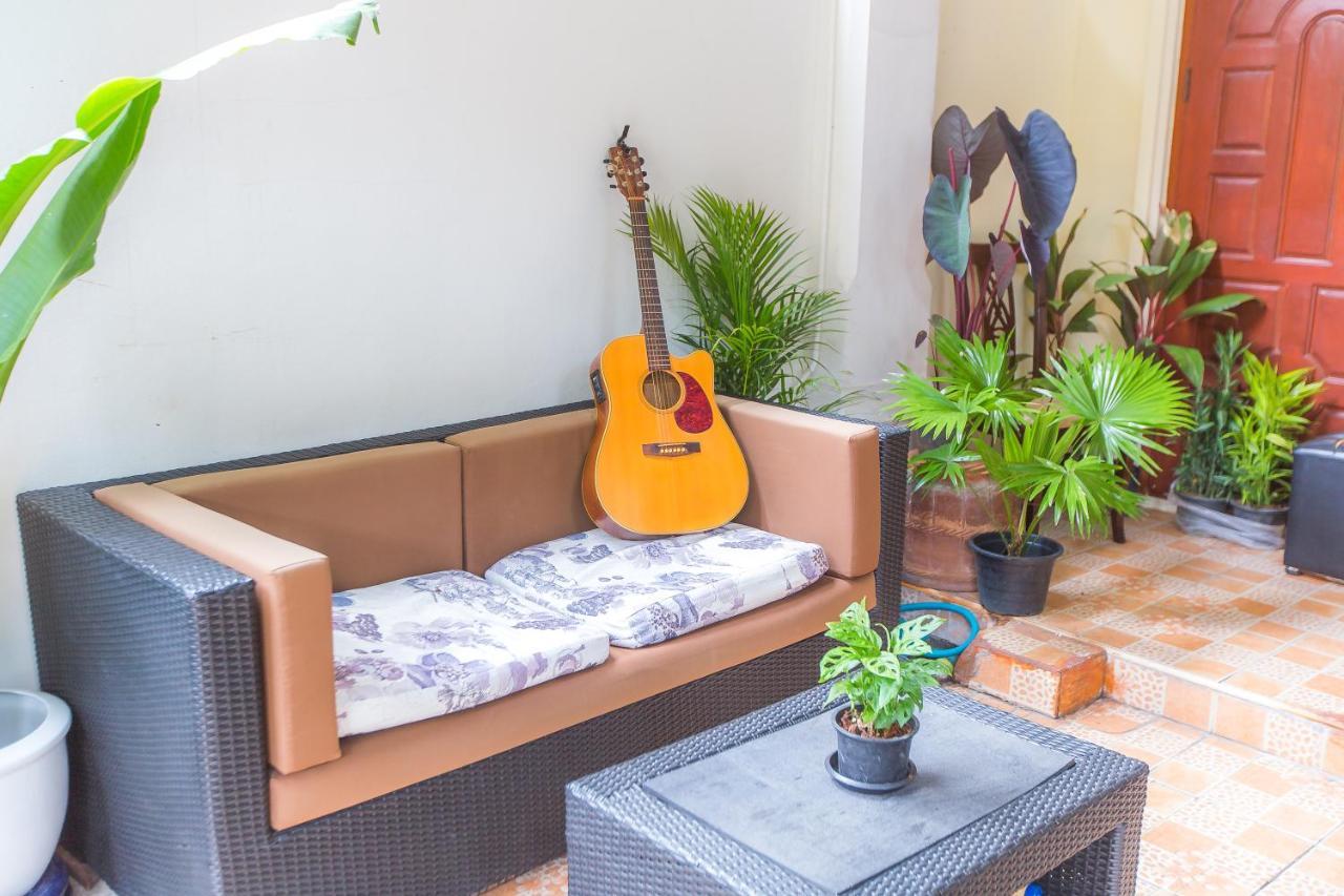 The Little Siri Hotel Чиангмай Екстериор снимка