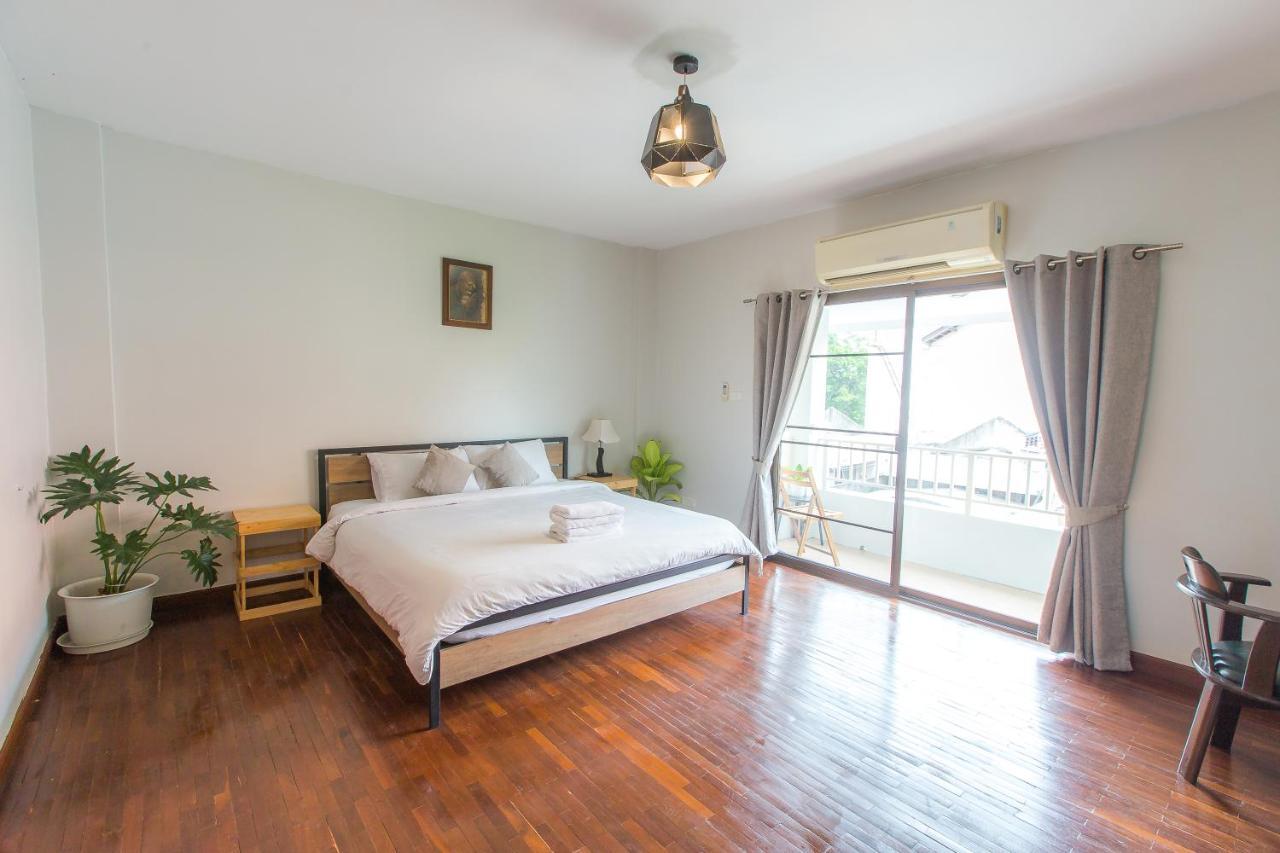The Little Siri Hotel Чиангмай Екстериор снимка