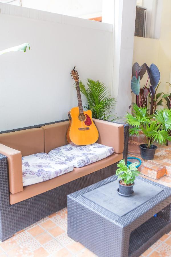 The Little Siri Hotel Чиангмай Екстериор снимка